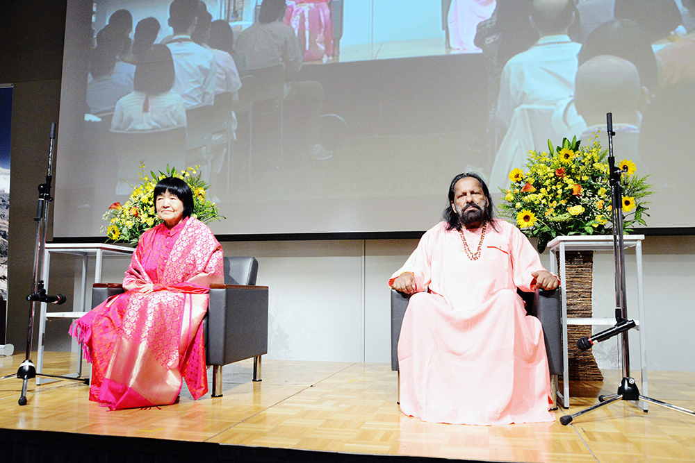 Yogmata holds Darshan and Diksha in NYC